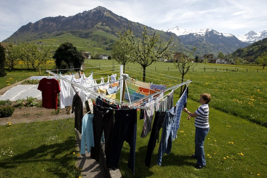 Ein Stewi Waeschetrocknungsstaender steht am Samstag, 25. April 2009, an der Fruehlingssonne in der Gegend um Oberdorf im Kanton Nidwalden. Der Erfinder der beruehmten Waescheschirme Stewi, Walter Ste ...