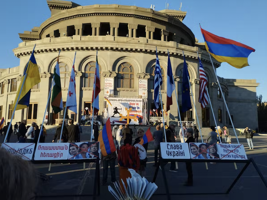 Des opposants à Vladimir Poutine sont présents en Arménie. Ici, une manifestation en soutien à l’Ukraine à Erevan. Les visages barrés sont ceux de trois des principaux propagandistes russes. T. Ter Mi ...