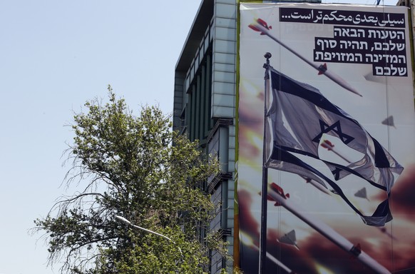 epaselect epa11277894 An anti-Israel billboard carrying a sentence reading in Persian &#039;Next slap will be harder&#039; in Tehran, Iran, 14 April 2024. Iran&#039;s Islamic Revolutionary Guards Corp ...