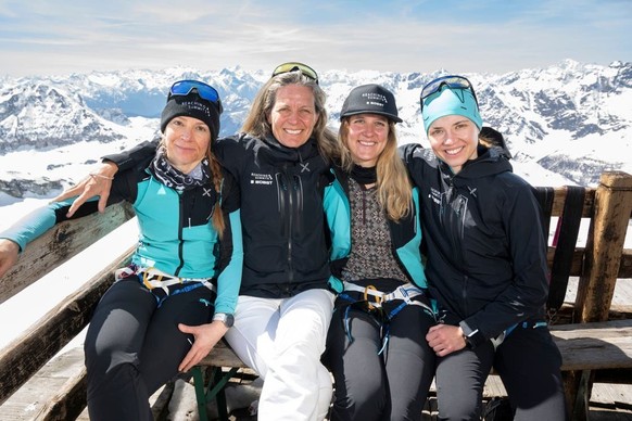 Corinne Schmalz, Karine Fragnière (coach), Marine van Campenhoudt et Noëlle Haudenschild (de gauche à droite), ici au refuge de Testa Grigia.
