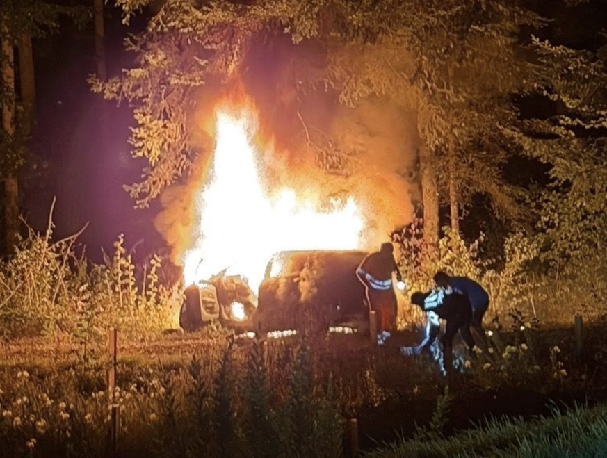 La Fiat Punto était en proie aux flammes. Malgré tout, Hajdin Limoni est venu à son secours sans hésiter.