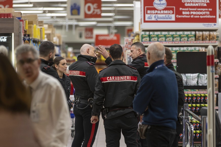 Des policiers arrivent sur les lieux d'un attentat, près de Milan, qui a fait un mort et plusieurs blessés.