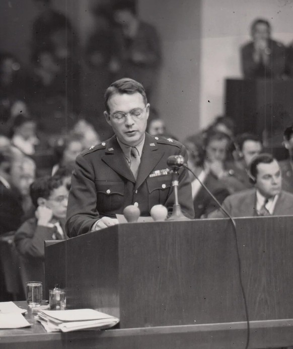 Le procureur en chef américain Telford Taylor en décembre 1946 lors des procès de Nuremberg.
https://catalog.archives.gov/id/169155554