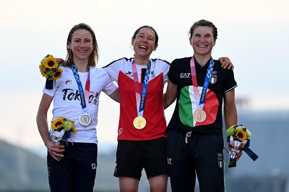 Anna Kiesenhofer (au centre) sur le podium olympique avec la médaillée d'argent néerlandaise Annemiek Van Vleuten (à gauche) et l'Italienne Elisa Longo Borghini (bronze).