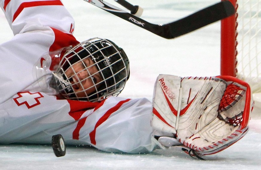 epa02044614 Switzerland&#039;s goalkeeper Florence Schelling in action during their classification match of women&#039;s Ice Hockey tournament at the Vancouver 2010 Olympic Games against China, Vancou ...