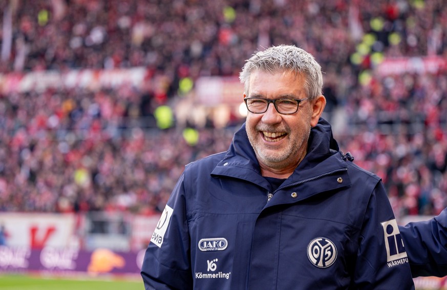 ARCHIV - 21.12.2025, Rheinland-Pfalz, Mainz: Fußball: Bundesliga, FSV Mainz 05 - FC St. Pauli, 15. Spieltag, Mewa Arena Trainer Urs Fischer (1. FSV Mainz 05) (zu dpa: «Mainz mit Neuzugang Silas und Mu ...