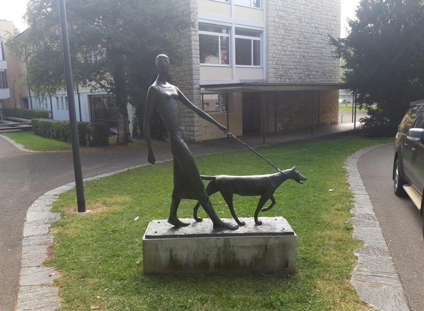 La sculpture de la promeneuse et de son chien en laisse ont retrouvé leur place habituelle, devant le Collège de Delémont.