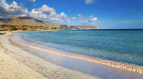Plage d'Elafonissi: Cette plage de Crète attire de nombreuses personnes, notamment grâce à son sable rose.