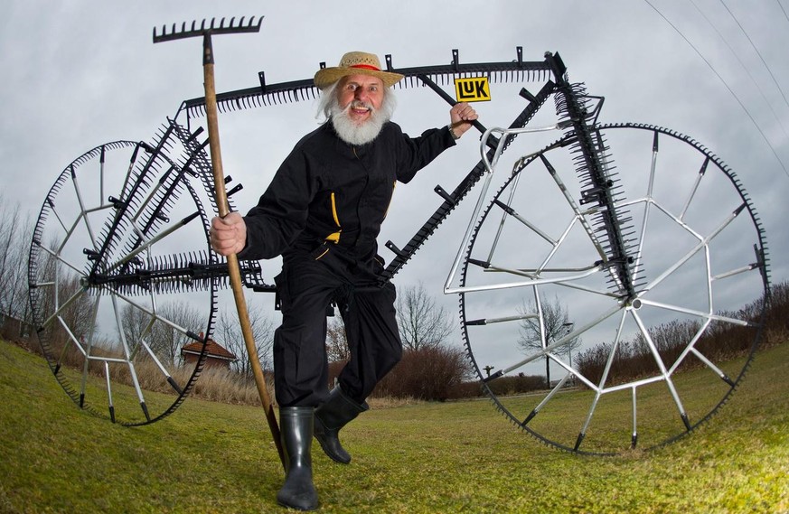 epa03142756 Bicycle disigner Dieter &#039;Didi&#039; Senft presents his latest bicycle invention, the so-called &#039;111-twelve-teeth-rake-bicycle&#039; in Storkow, Germany, 12 March 2012. The bicycl ...