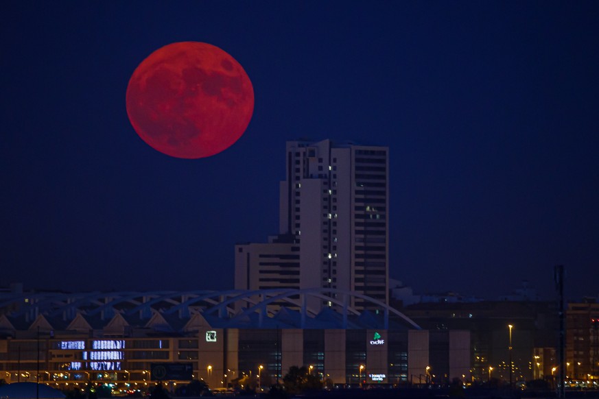 epaselect epa10069761 The supermoon rises in Zaragoza, Spain, 13 July 2022. The supermoon is also called the Buck moon because it falls in July when male deer (bucks) are regrowing their antlers. EPA/ ...