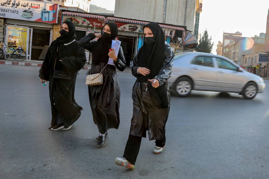 Des étudiantes afghanes quittent l'université de Kaboul, suite à une décision des Talibans.