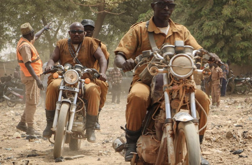 Un groupe de combattants des forces de défense locales, près de Ouagadougou.