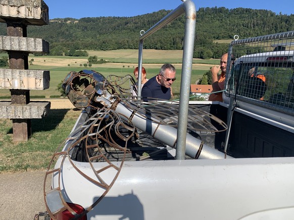 Le pick-up avec «Libellula» à l'intérieur, vandalisée. Liuba Kirova, Gaël Klein et Julien Minne, de gauche à droite.