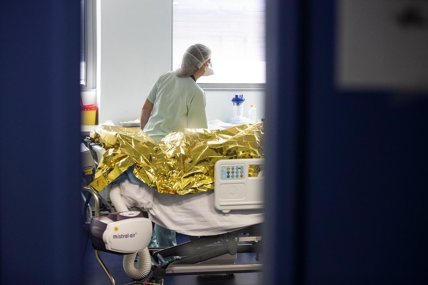 Un patient atteint du COVID-19 et qui a été transféré d'une autre région, est pris en charge dans l'unité de soins intensifs du Nouvel Hôpital Civil de Strasbourg, dans l'est de la France, vendredi 6  ...