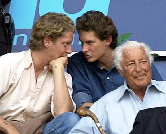 Les frères Lapo et John Elkann avec leur grand-père, Gianni Agnelli, décédé en 2003.