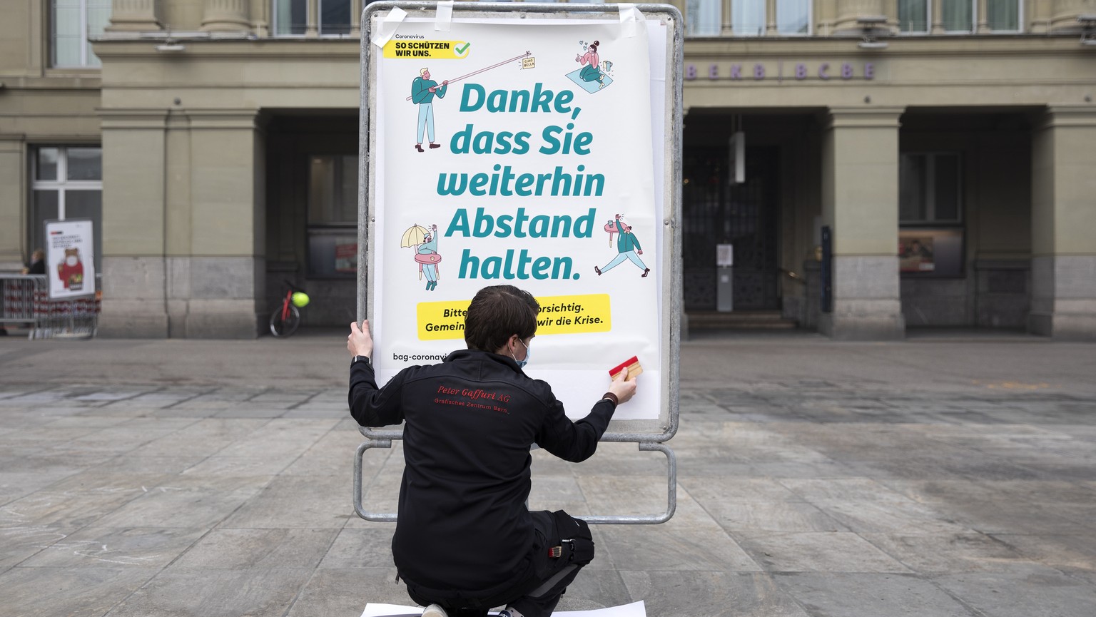 Ein neues weisses BAG-Plakat mit der Verhaltensregel &quot;Danke, dass Sie weitherin Abstand halten&quot;, &quot;Merci de continuer a garder vos distances&quot; im Umgang mit dem Coronavirus wird auf  ...