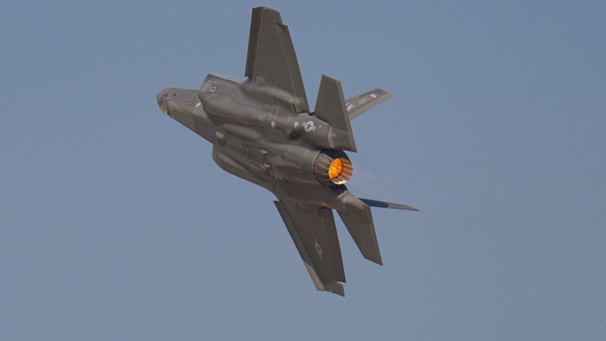 Symbolbild und Themenbild des F35 Kampfflugzeug der US Army Symbolfoto und Themenfoto des F-35 Kampfjet und Kampfflugzeug bei seiner Flugshow und des Flying Display im Rahmen der Dubai Airshow 2025 ** ...