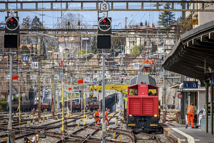 Des personnes remplacent des signaux sur les voies de la gare CFF de Lausanne a l&#039;occasion du week-end de travaux pour la mise en place du nouvel enclenchement, ce dimanche 21 mars 2021 a Lausann ...