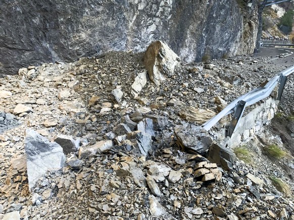 HANDOUT - Fermeture de la route entre Niouc et Vissoie suite a des chutes de pierres le mardi 19 novembre 2024 dans le Val d&#039;Anniviers en Valais. (Etat du Valais/Service de la Mobilite) *** NO SA ...