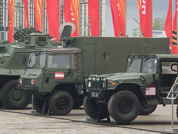 Le Pinzgauer sanitaire suisse dans l&#039;exposition de butin à côté de la colline de Poklonnaya, mais avec le drapeau autrichien.