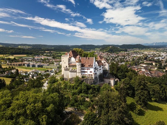 Panarama de drone aérien du château de Lenzburg, construit au XIe siècle, dans le canton d&#039;Argovie, en Suisse