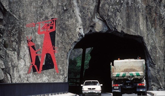 Die Teufelsbruecke nach Goeschenen im Kanton Urii mit dem Felswandbild von Heinrich Danioth, aufgenommen am 29. Juni 2000. (KEYSTONE/ Martin Ruetschi)