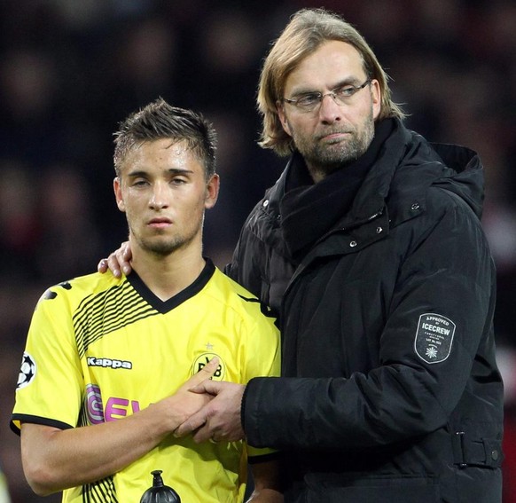 epa03013396 Dortmund's Moritz Leitner (L) and coach Juergen Klopp look dejected after losing the Champions League group F match Arsenal London vs Borussia Dortmund with 2-1 at Arsenal Stadium in Londo ...