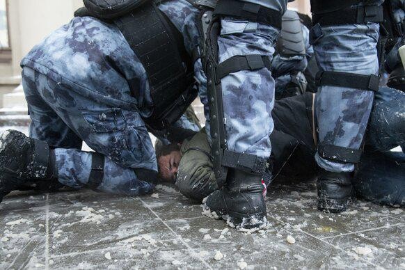 Des policiers russes arrêtent un manifestant.