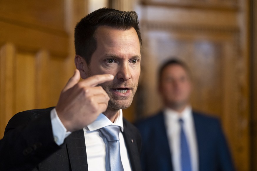 Nationalrat Pascal Schmid, SVP-TG, spricht vor Nationalrat Piero Marchesi, SVP-TI, waehrend eines Point de Presse der SVP Schweiz zu Kritik zur von Bundesrat Jans am Mittwoch vorgestellten Schutzklaus ...