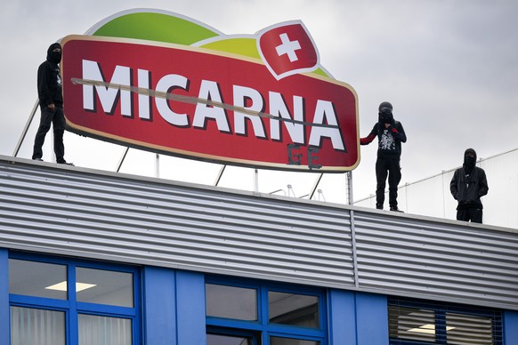 Animal rights activist of the French association &quot;269 Life Liberation Animale&quot; demonstrate on the roof of the Micarna slaughterhouses, in Courtepin, Switzerland, Monday, July 1, 2024. Activi ...