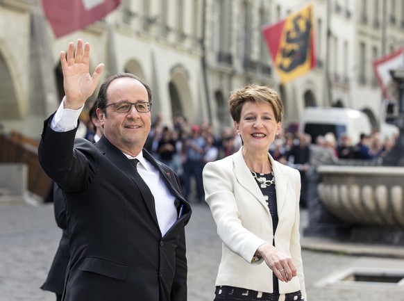 Simonetta Sommaruga, Swiss Federal President, right, and Francois Hollande, President of France, walk in the old town of Bern, Switzerland, Wednesday, 15 April 2015. French President Francois Hollande ...