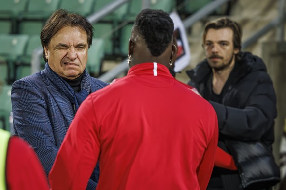 Le president du FC Sion Christian Constantin, gauche, fait un clin d&#039;oeil a l&#039;attaquant valaisan Mario Balotelli (centre) aux cotes du directeur sportif du FC Sion Barthelemy Constantin (dro ...