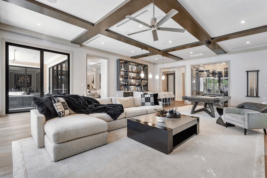 C'est quelconque, si je puis me permettre de trasher une maison à 20 millions, hein.