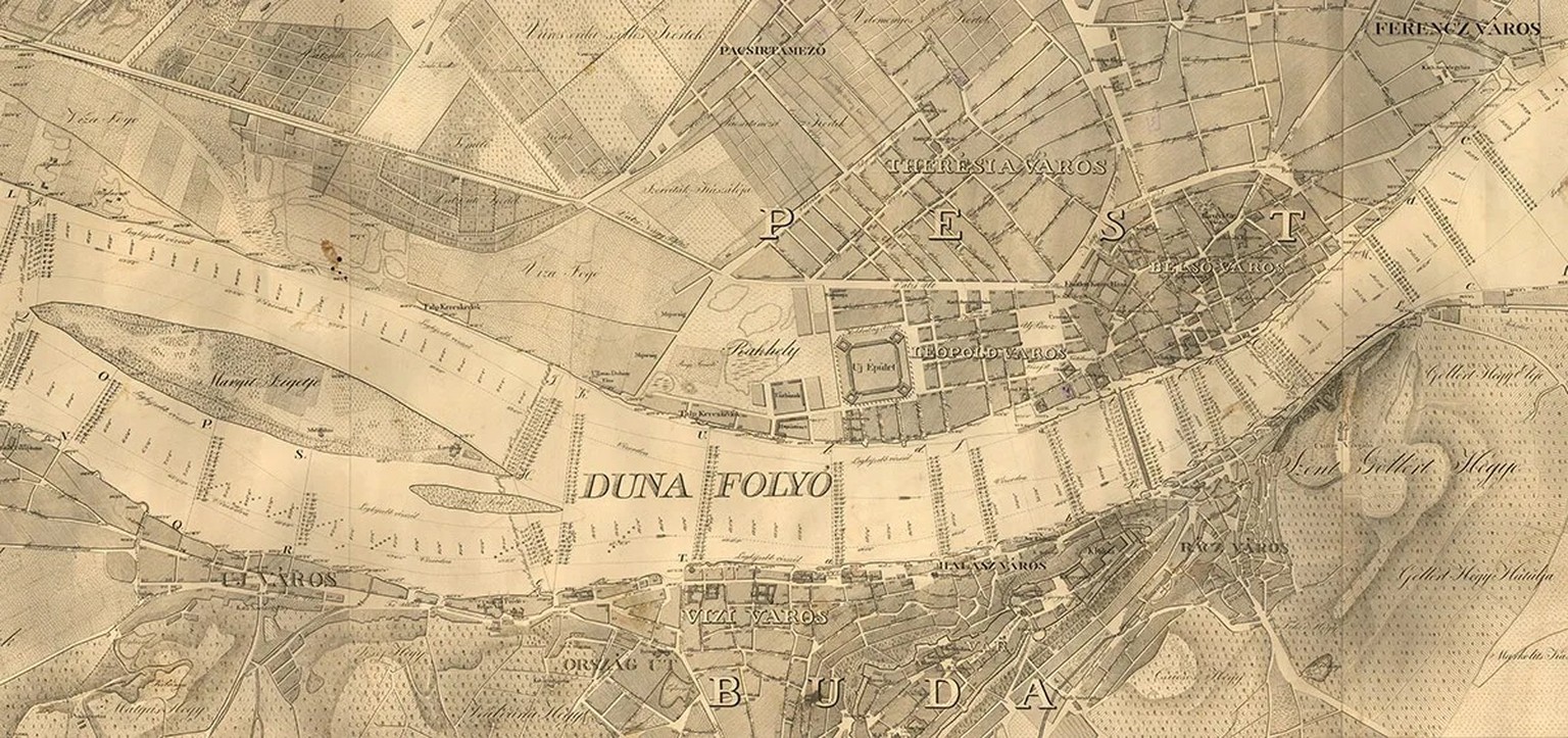 Carte de 1833. On reconnaît bien Buda (en bas) et Pest, qui ont fusionné en 1873 pour former Budapest.
https://commons.wikimedia.org/wiki/File:1833_map_of_Budapest_by_L%C3%A1szl%C3%B3_V%C3%B6r%C3%B6s. ...
