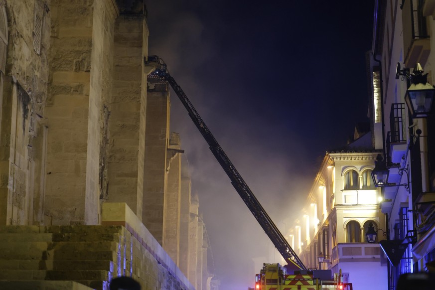 epa12290455 Firefighters try to control a fire that broke out on the inside of the Cordoba Mosque, in Cordoba, Spain, 08 August 2025. A fire broke out in the historic mosque-turned-cathedral of the Sp ...