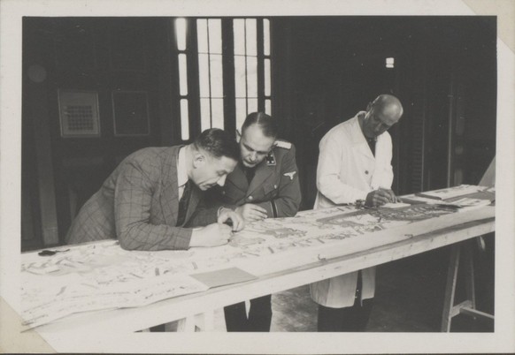 Karl Schlabow, à droite, étudie la tapisserie en 1941.