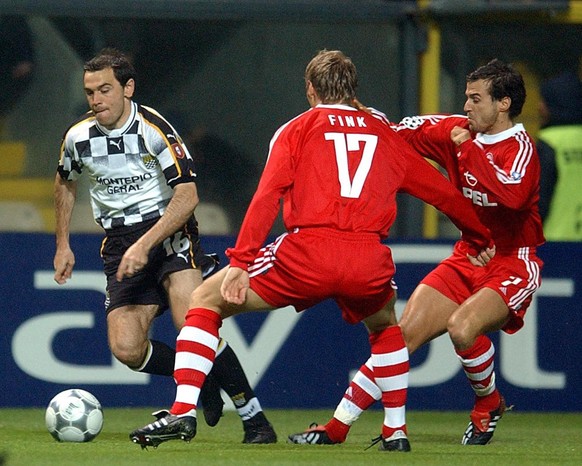 BES03 - 20020220 - PORTO, PORTUGAL : Martelinho (L) f Boavista Porto is challenged by Bayern Munich players Torsten Fink (C) and Mehmet Scholl (R) during their European Champions League Group B match  ...