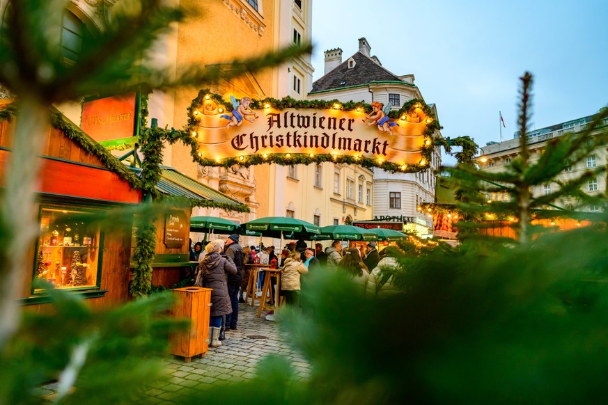 vienna, austria, 11 dec 2024, advent market, altwiener christkindlmarkt at the place freyung *** wien, �sterreich, 11. dezember 2024, adventmarkt, altwiener christkindlmarkt auf dem platz freyung Copy ...