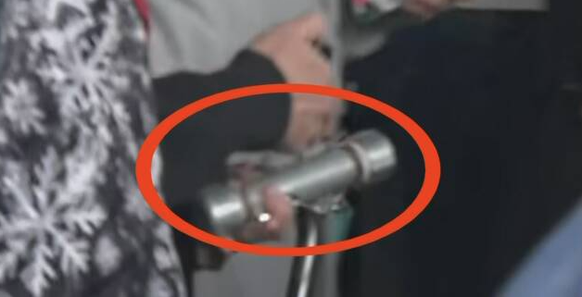 La bombe fumigène artisanale en question.