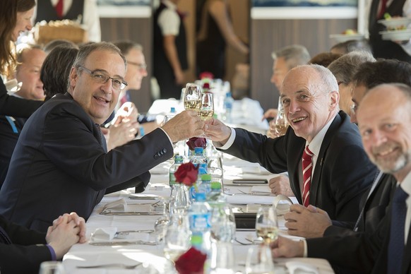 Le nouveau Conseiller federal Guy Parmelin, gauche, trinque avec le Conseiller federal Ueli Maurer, droite, lors du repas dans le wagon VIP du train CFF officiel lors de la fete par la population vaud ...