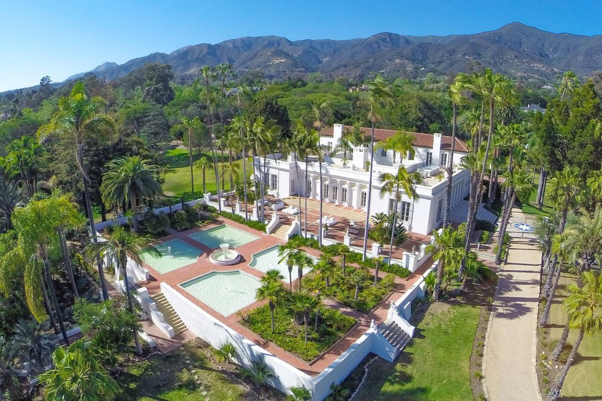 Une villa dont le plafond de la salle-à-manger est peint à la feuille d'or 24 carats.