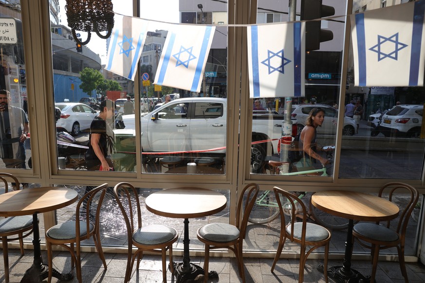 epaselect epa11486894 People inspect the damage at the scene of an explosion possibly caused by an unmanned aerial vehicle (UAV), in Tel Aviv, Israel, 19 July 2024. According to a statement by the Isr ...