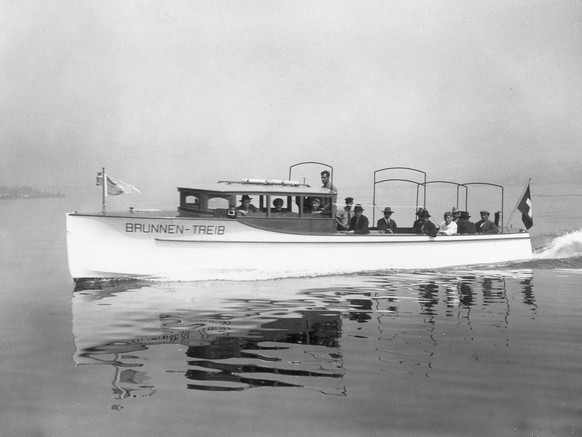 Bateau électrique «Brunnen-Treib» pour le transport de passagers de la société Tribelhorn AG sur le lac des Quatre-Cantons, vers 1910. La coque fut produite sur le chantier naval «J. Faul», sur les ri ...