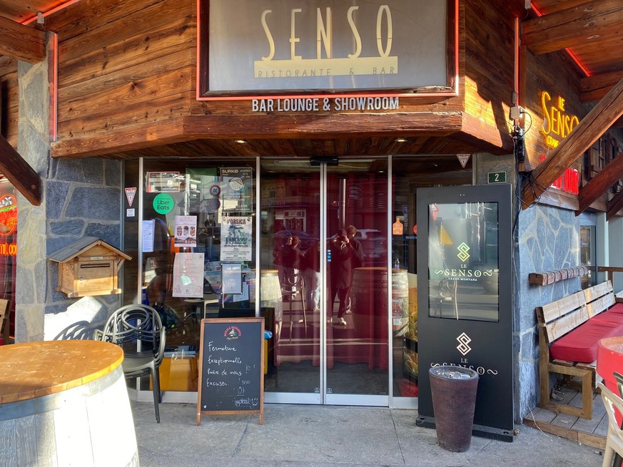 Devant le restaurant Sensoà Crans-Montana (VS). Fermé après le drame du Nouvel an.