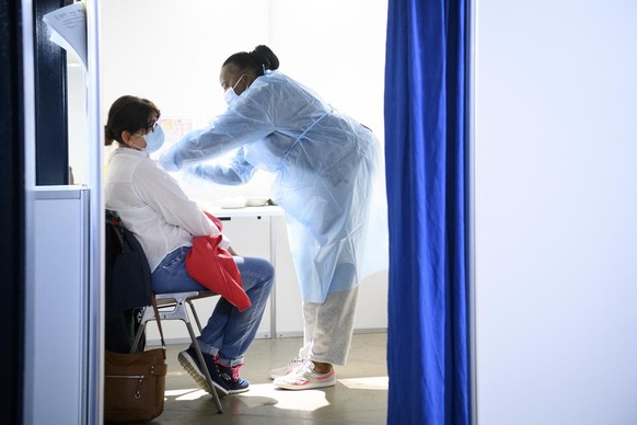 Une infirmiere vaccine une personne a l&#039;aide du vaccin de Moderna contre la Covid-19 lors de l&#039;inauguration du centre de vaccination de Montreux pendant la pandemie de Coronavirus (Covid-19) ...