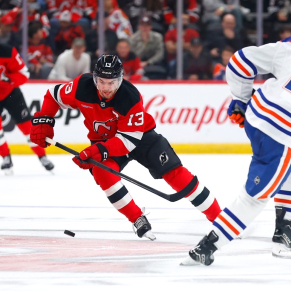 Nico Hischier (13) et les Devils ont décroché samedi leur 4e victoire de suite