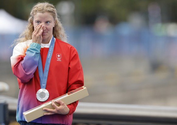 epa11511476 Silver medal winner Julie Derron of Switzerland poses for a photo during the medal ceremony after the Women Individual race of the Triathlon competitions in the Paris 2024 Olympic Games, a ...