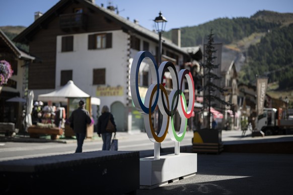 KEYPIX - Die olympischen Ringe als Vorbote der Winterspiele 2026 stehen im Dorfzentrum, aufgenommen am Donnerstag, 18. September 2025, in Livigno, Italien. (KEYSTONE/Gian Ehrenzeller).