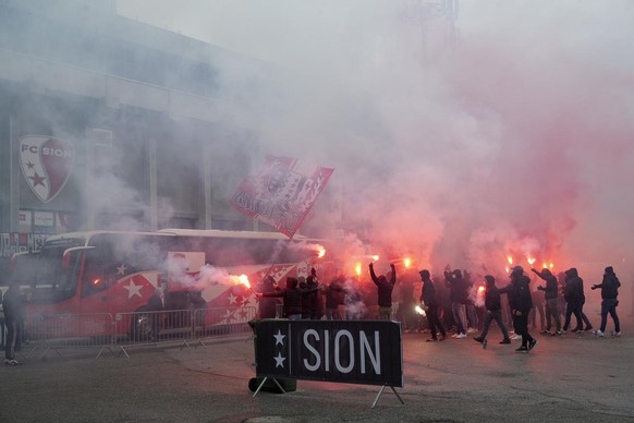 Sion&#039;s supporters welcome their players who arriving in bus with of smoke flares for the Super League soccer match of Swiss Championship between FC Sion and FC Servette, at the Stade de Tourbillo ...