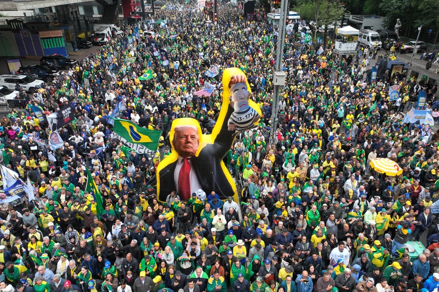 KEYPIX - Supporters of opposition presidential candidate Flavio Bolsonaro march with an effigy of U.S. President Donald Trump holding a doll depicting Brazilian President Luiz Inacio Lula da Silva as  ...
